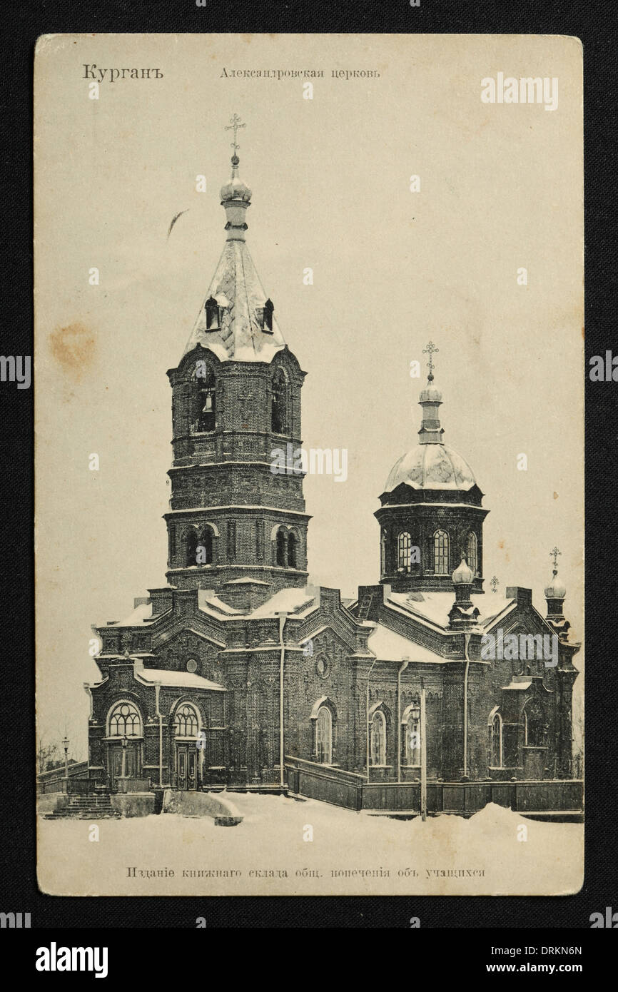 St. Alexander-Kirche in Kurgan im Ural, Russisches Reich. Schwarz-Weiß-Vintage-Fotografie eines unbekannten Fotografen aus dem Anfang des 20. Jahrhunderts in der russischen Vintage-Postkarte ausgestellt. Text auf Russisch: Kurgan. St. Alexander’s Church. Mit freundlicher Genehmigung der Azoor Postcard Collection. Stockfoto