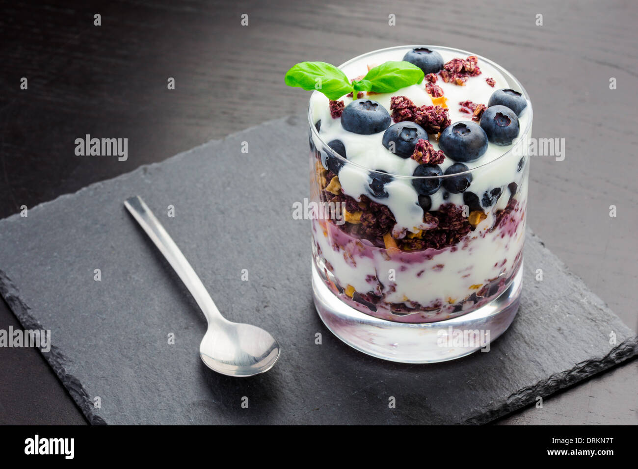 Gesunde Mahlzeit mit Beeren und Joghurt auf einer Schiefertafel Tafel Stockfoto