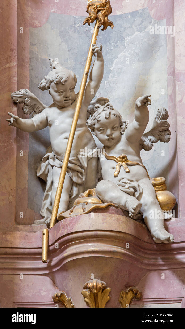 Jasova - barocke Skulptur Engel im Kirchenschiff des Premonstratesian Klosters Stockfoto