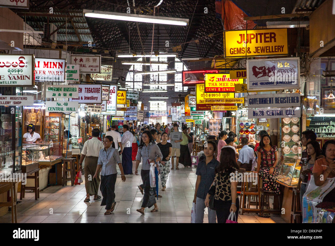 Edelstein- und Schmuck Geschäfte in Bogyoke Aung San-Markt, Yangon, Myanmar Stockfoto
