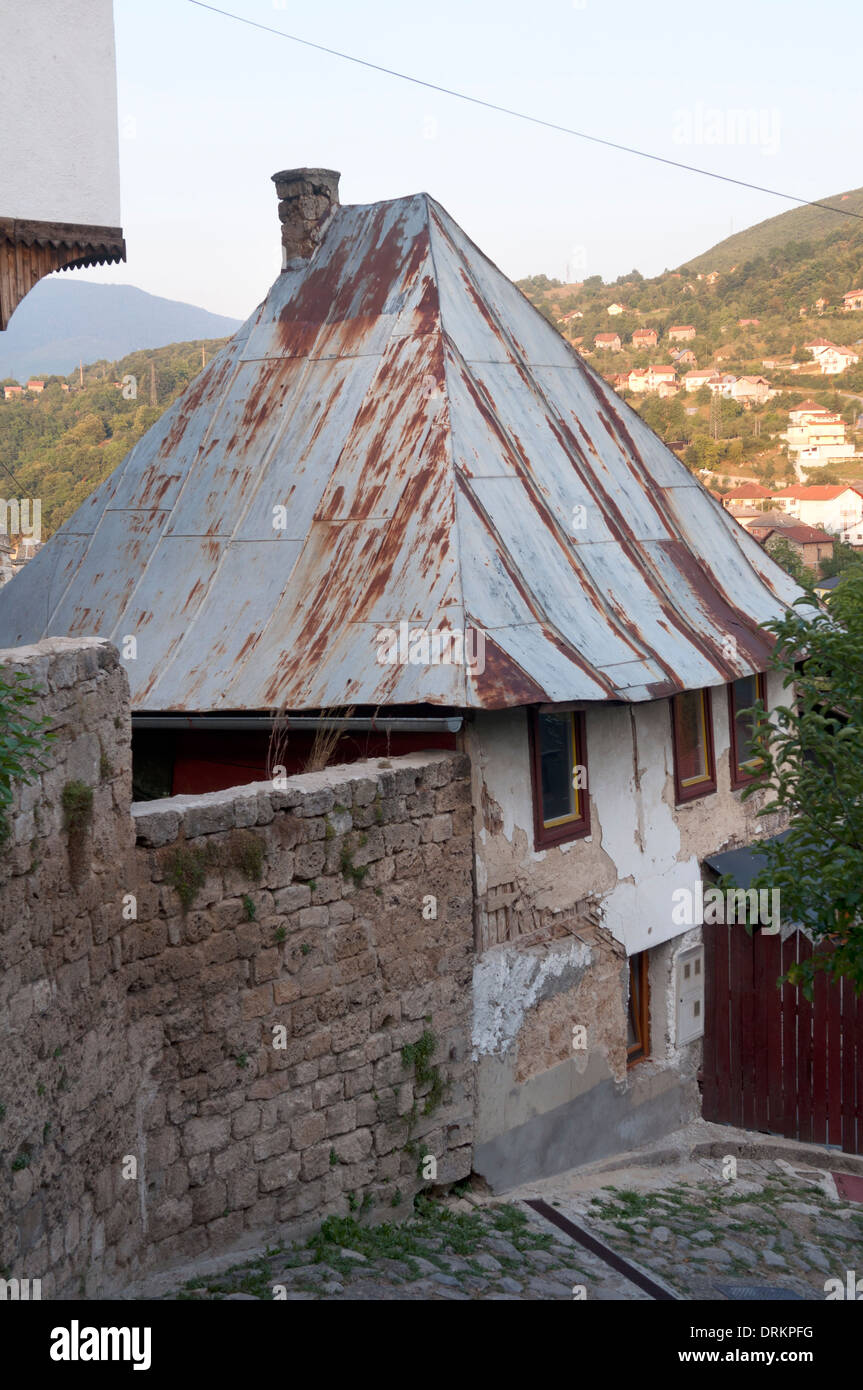 Typisches Haus mit Wellblechdach, Jajce, Bosnien und Herzegowina Stockfoto