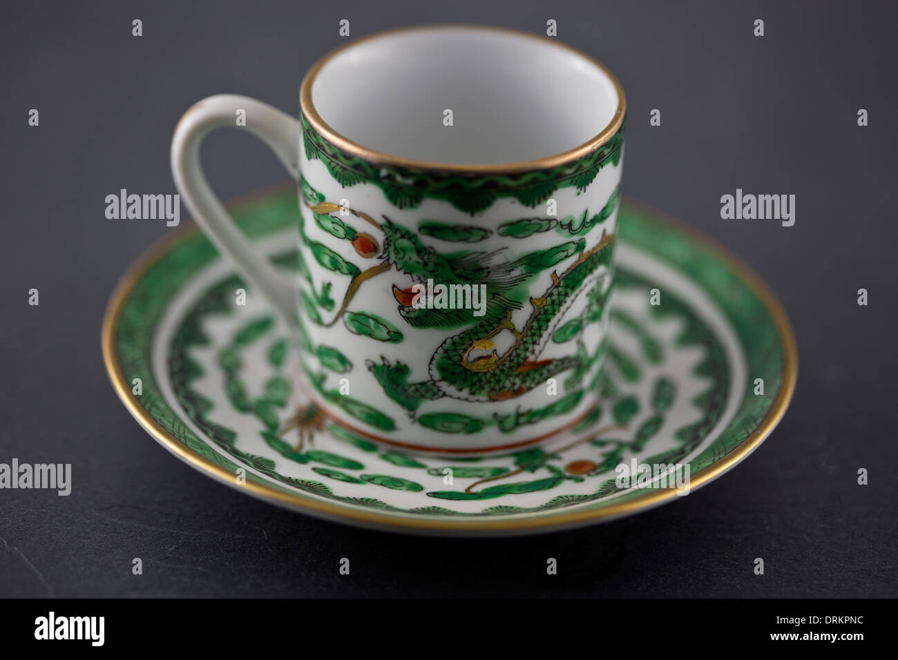 Chinesische Teetasse und Untertasse mit Drachen Muster Stockfoto