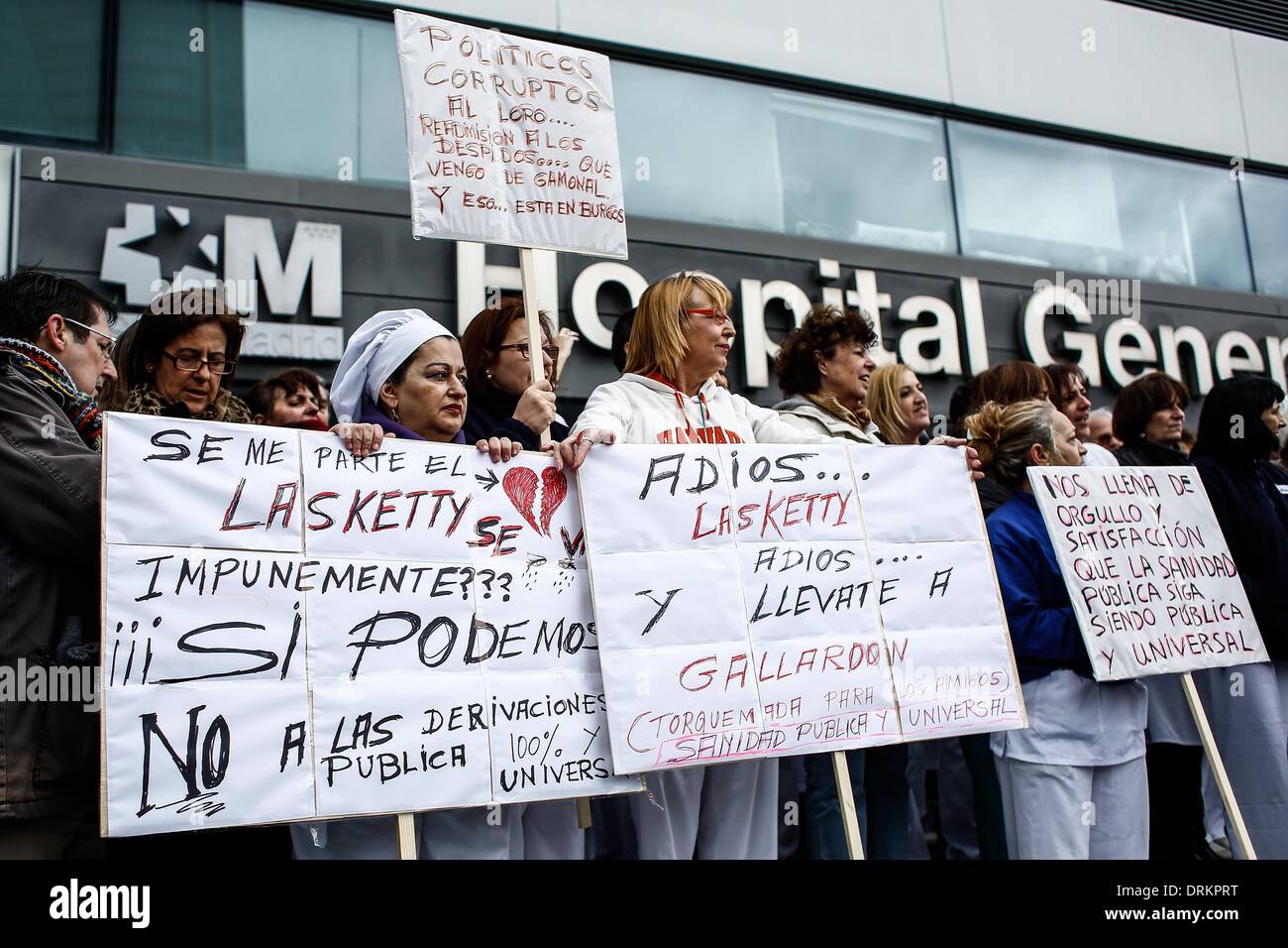 Madrid, Spanien. 28. Januar 2014. Demonstranten große Banner Anzeigen am Eingang des "La Paz" Krankenhaus feiert das Ende der Privatisierung der öffentlichen Heide Versorgungssysteme und dem Rücktritt des Beraters der Gesundheit Fernandez-Lasquetty während einer Demonstration in Madrid, Spanien, Jan Dienstag 28. 2014. Die '' weiße Flut '' gesammelt in Krankenhäusern und Kliniken, '' das Ende der Privatisierung der öffentlichen Gesundheit-Versorgungssysteme und die Auslagerung von sechs Krankenhäuser in Madrid feiern '' diese Entscheidung den Rücktritt des Beraters der Gesundheit in Madrid Javier FernÌÄåÁndez-La verursacht Stockfoto