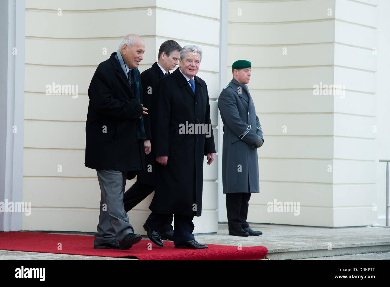 Berlin, Deutschland. 28. Januar 2014. Bundespräsident Gauck begrüßt der Leiter des unabhängigen Staates Samoa, Tui Atua Tupua Tamasese Efi, mit militärischen Ehren im Schloss Bellevue in Berlin. / Bild: Wie Bundespräsident der deutschen mit Tupua Tamasese Tufuga Tufuga Efi von Samoa. Bildnachweis: Reynaldo Paganelli/NurPhoto/ZUMAPRESS.com/Alamy Live-Nachrichten Stockfoto