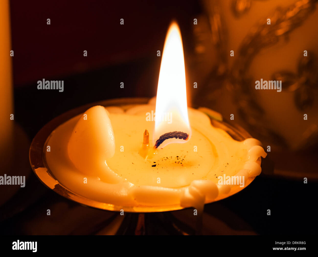 Fast alle kleine Kerze geschmolzen Stockfoto