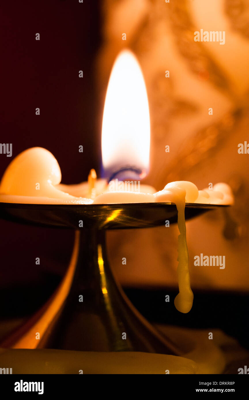 Fast alle kleine Kerze geschmolzen Stockfoto