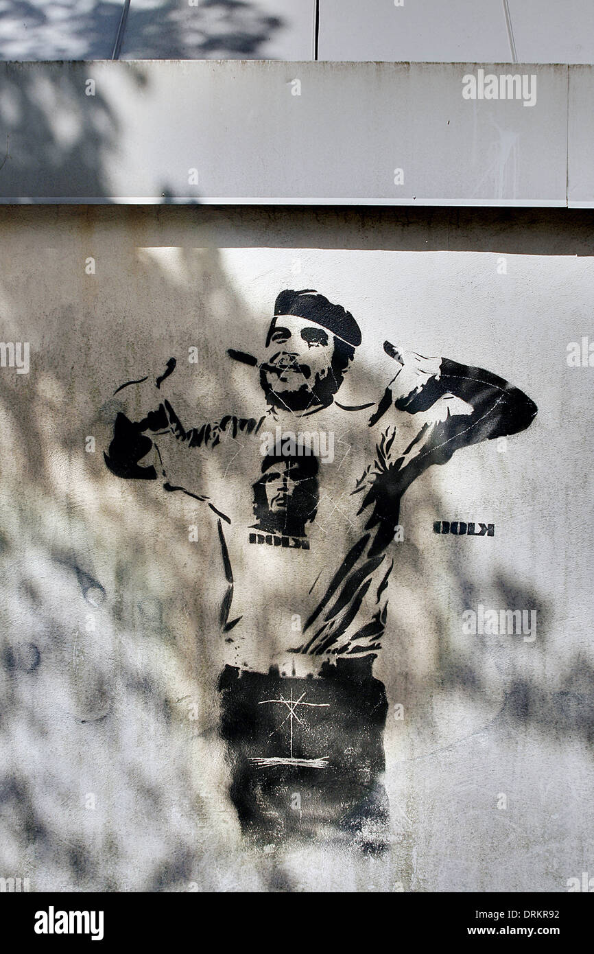 Schablone Kunst Graffiti mit Che Guevara trug ein T-shirt, zeigt sein eigenes Gesicht des Künstlers Dolk. Bergen, Norwegen. Stockfoto