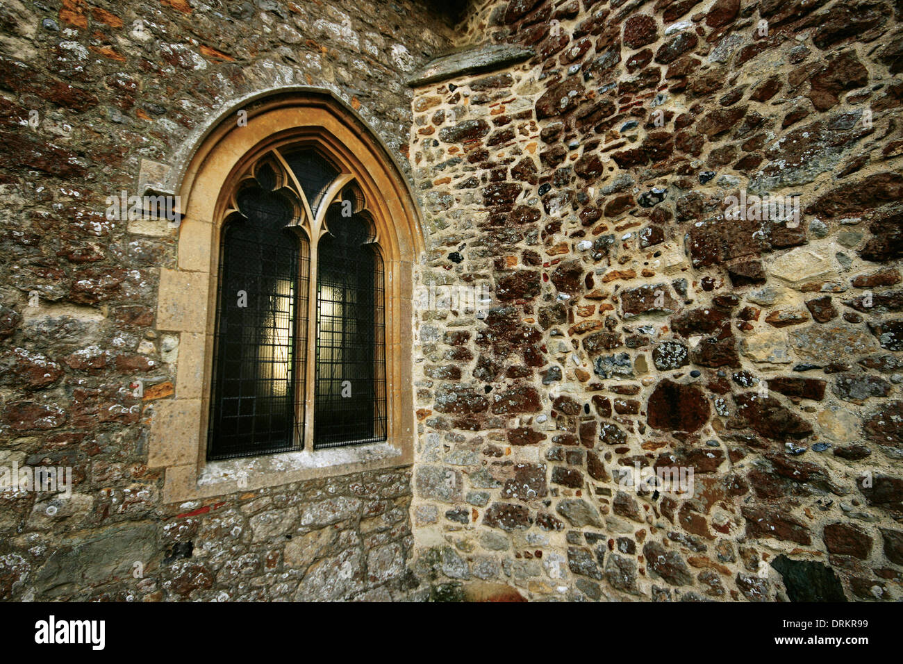 Ein Kirchenfenster und Wand, Canewdon, Essex. Stockfoto
