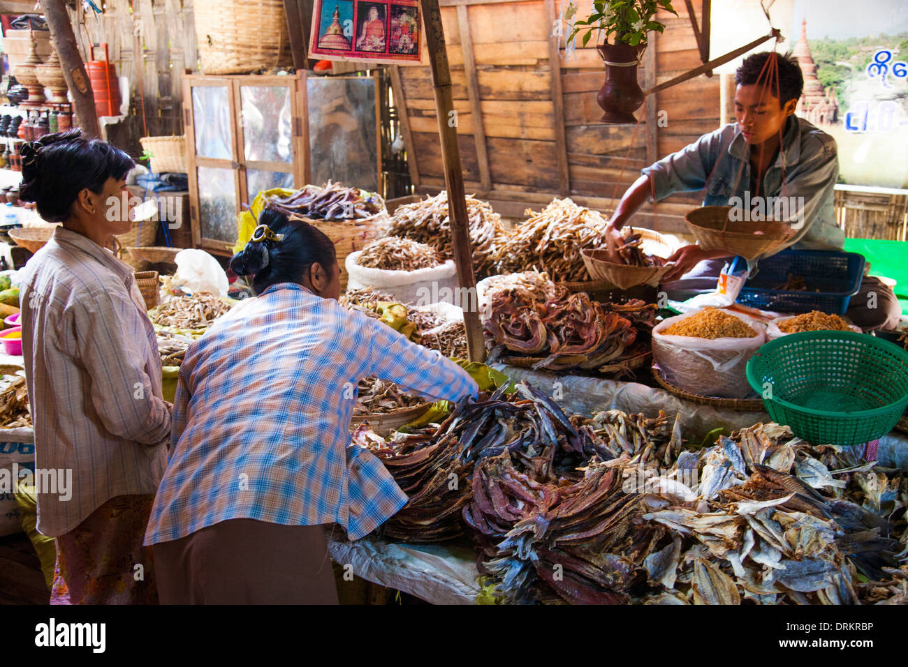 Getrockneter Fisch Anbieter in Bagan Myanmar Stockfoto