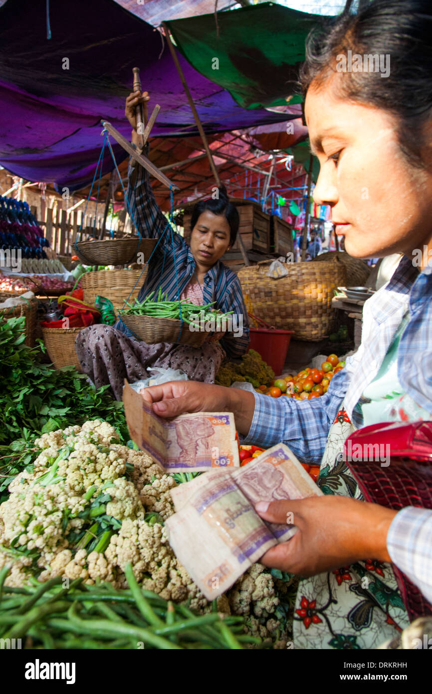 Frau kauft frisches Gemüse auf dem Markt in Bagan Myanmar Stockfoto