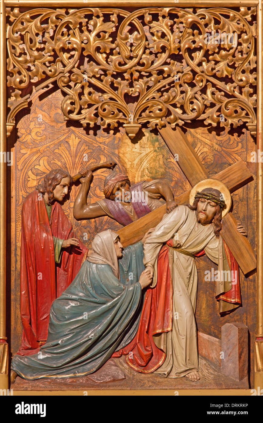 Bratislava - unter Kreuz Jesus begegnet seiner Mutter. Geschnitzte Relief in der Kathedrale von St. Martin. Stockfoto