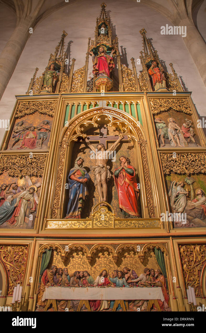 Bratislava - Seitenaltar der Kreuzigung in der Kathedrale von St. Martin. Stockfoto
