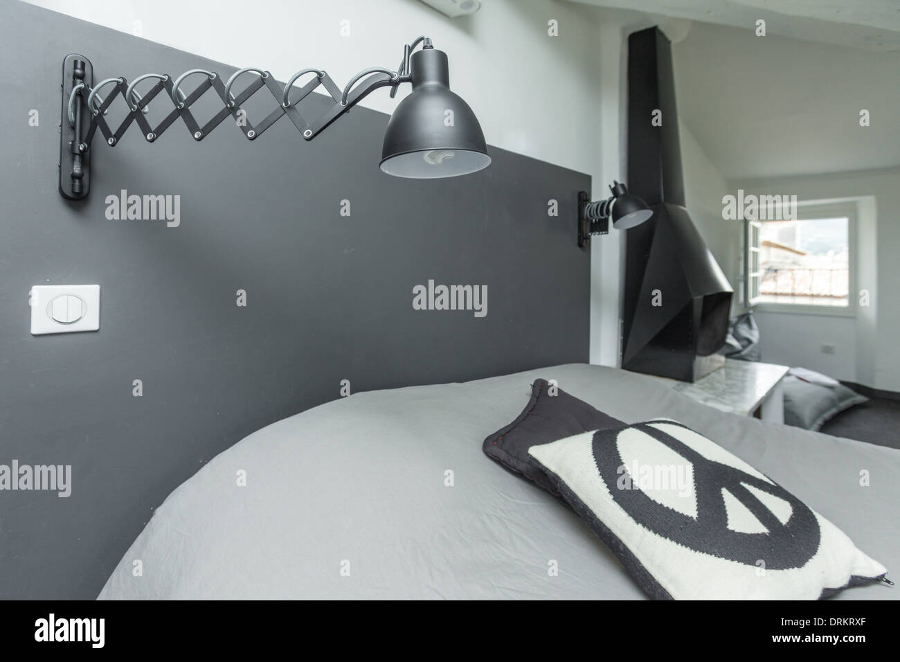 Moderne Schlafzimmer mit verstellbaren Nachtlampe an der Wand ... Moderne Schlafzimmer mit verstellbaren Nachtlampe an der Wand ...