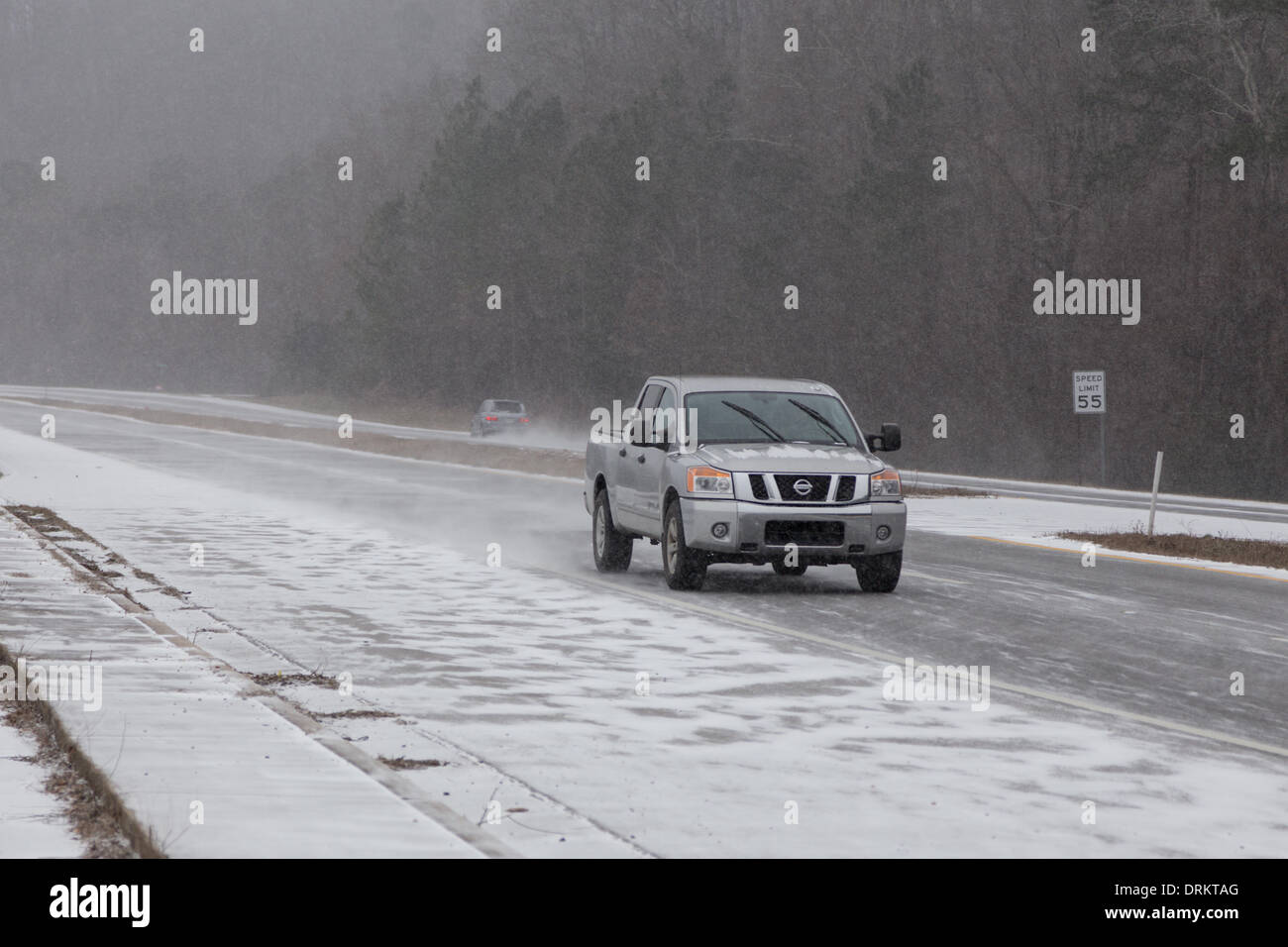 Harrison, Tennessee, USA.  28. Januar 2014.  Ungewöhnlich kalten und schneereichen Wetter produziert eisige Straßenverhältnisse in der Nähe von Chattanooga, Tennessee Credit: TDP Fotografie/Alamy Live News Stockfoto
