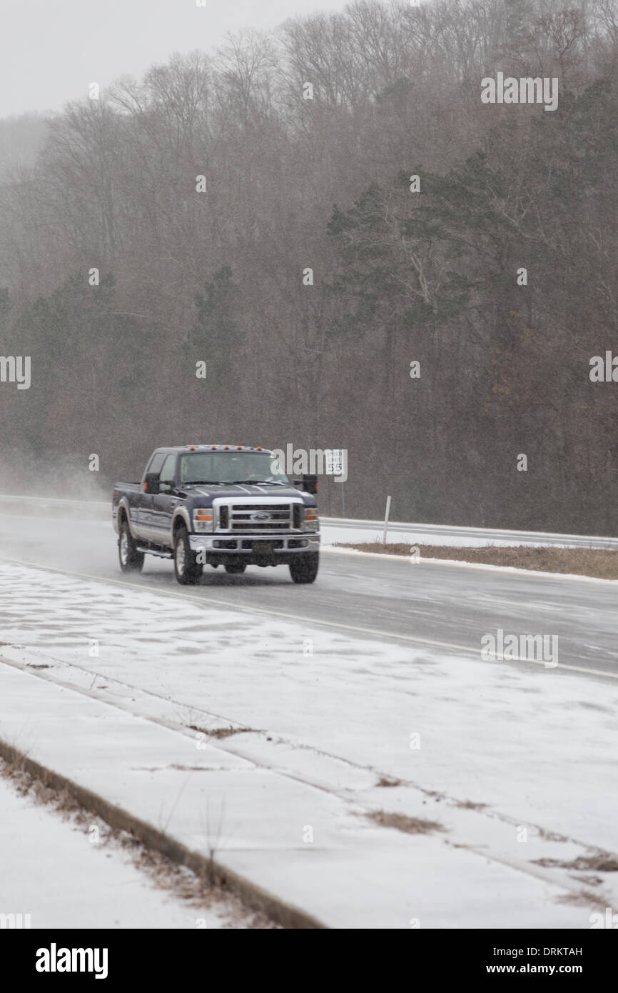 Harrison, Tennessee, USA.  28. Januar 2014.  Ungewöhnlich kalten und schneereichen Wetter produziert eisige Straßenverhältnisse in der Nähe von Chattanooga, Tennessee Credit: TDP Fotografie/Alamy Live News Stockfoto