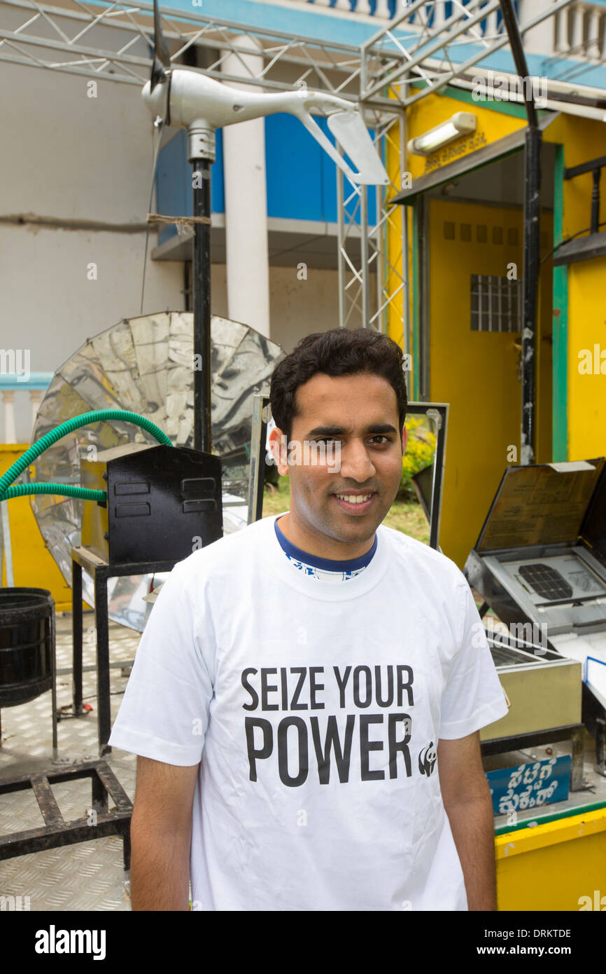 Ein LKW, der Zugehörigkeit zu der Karnataka Renewable Energy Development Limited in Bangalore, Indien zur Förderung erneuerbarer Energien. Stockfoto