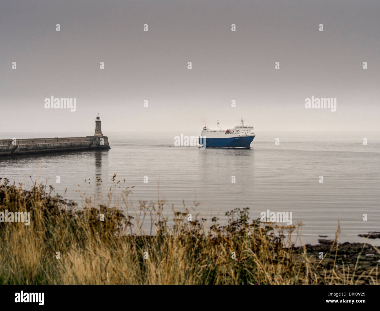 Boot, Segeln in der Mündung des Flusses Tyne, mit dem Leuchtturm North Shields zur Seite. Stockfoto