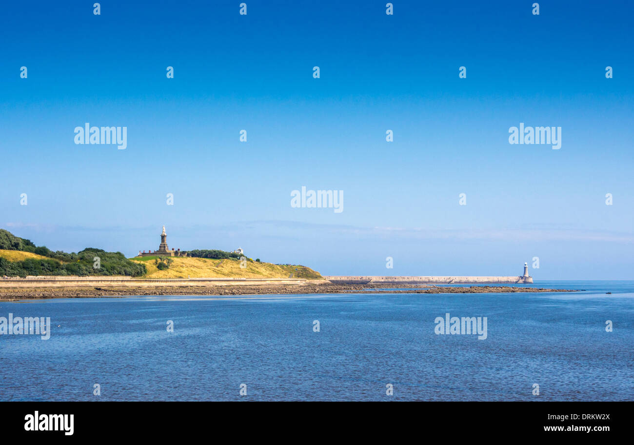 North Shields Steg und Admiral Lord Collingwood Statue mit Tyne-Mündung im Vordergrund. Stockfoto