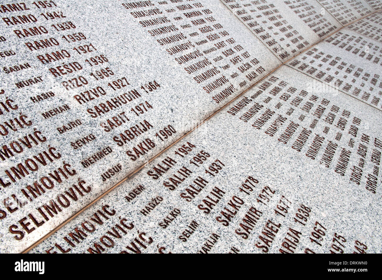 Eingravierte Namen von Opfern des Völkermords an einer Gedenkwand, Srebrenica Stockfoto