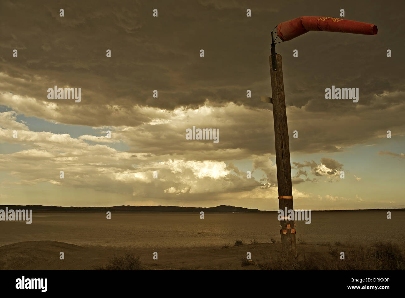 Windige Mojave-Wüste - Wind Check Pole im trockenen Flussbett. Kalifornien, USA Stockfoto