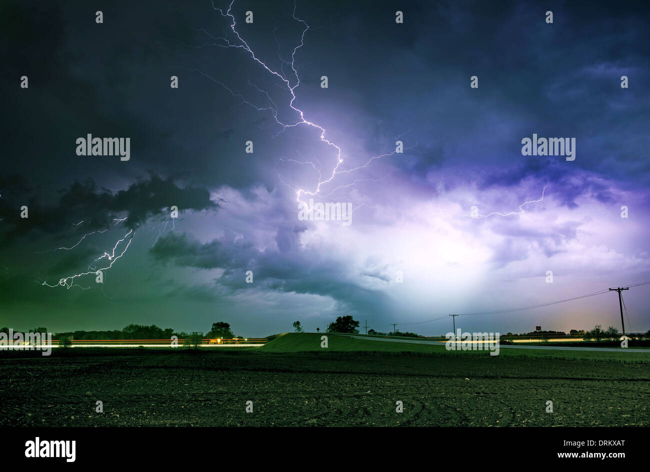 Tornado Alley schwerer Sturm in der Nacht. Starke Blitze über Ackerland in Illinois, USA. Unwetter Fotografie sammeln Stockfoto