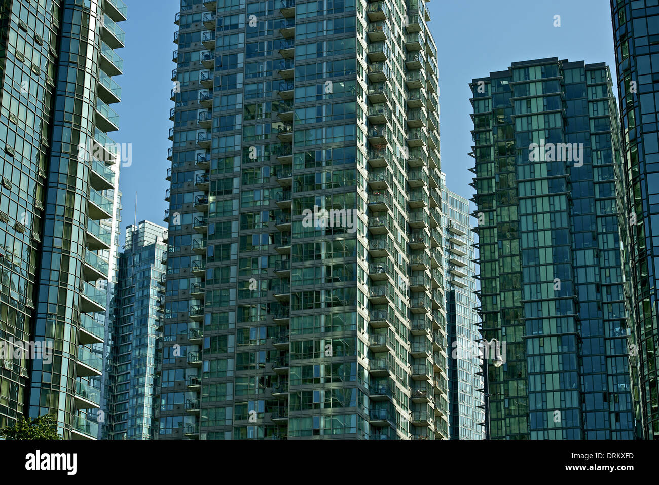 Wolkenkratzer-Stadt - Leben in gläsernen Wolkenkratzern. Architektur-Foto-Sammlung. Stockfoto