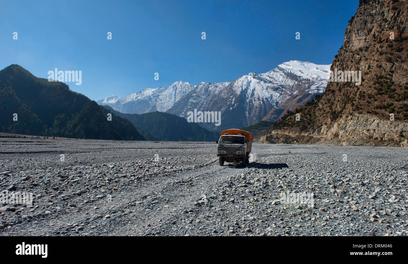 ein LKW fährt flussaufwärts in der Annapurna-Region von Nepalbus Reisen, der Kali Gandaki Fluss in die Annapur Kali Gandaki Stockfoto