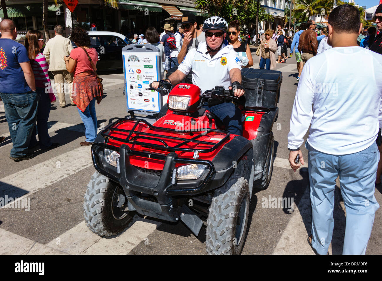 Miami Beach, Florida, Ocean Drive, Art déco-Wochenende, Festival, Straßenfest, Polizei, Polizist, Uniform, Fahren, ATV, FL140122150 Stockfoto