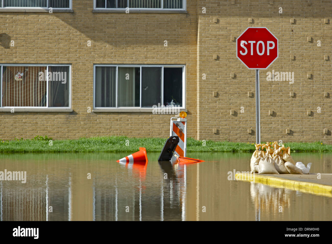 Überflutete Gebäude und lokalen Stadtstraße. Hochwasserschäden. Stockfoto