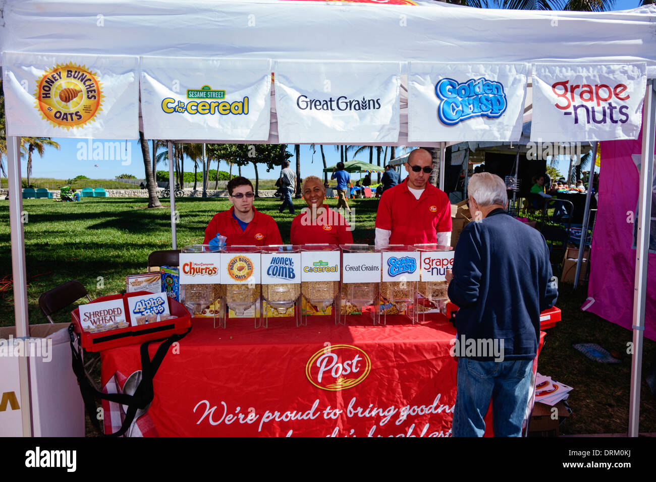 Miami Beach Florida, Ocean Drive, Art déco-Wochenende, Festival, Straßenmesse, Post Cerealien, Stand, kostenlose Musterproben, Produkt, Produktmann Männer, FL140122169 Stockfoto