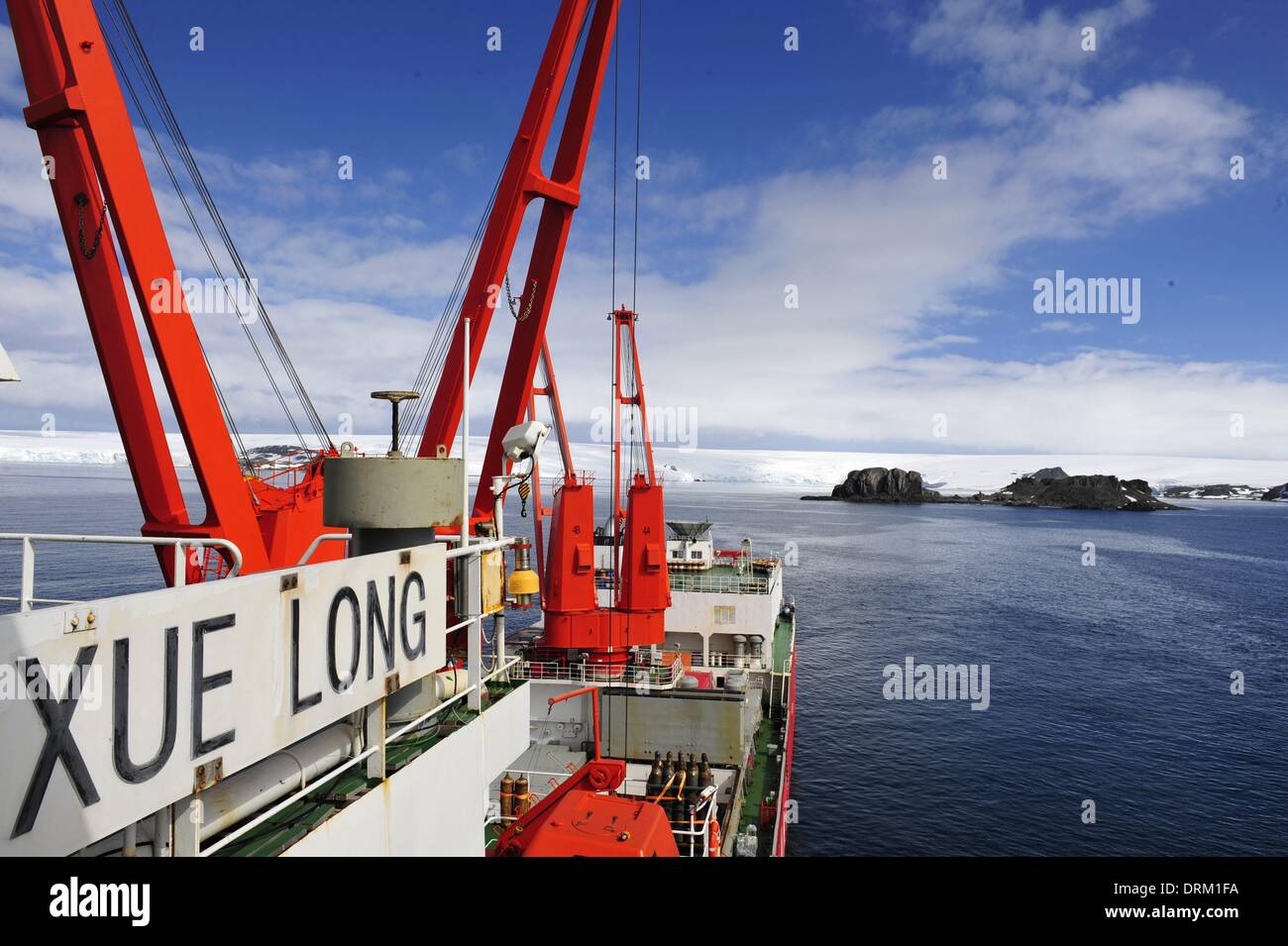 An Bord Xuelong. 28. Januar 2014. Chinesische Forschungsschiff und Eisbrecher Xuelong ist verankert in der Nähe der Changcheng-Station in der Antarktis, 28. Januar 2014. Das Team kam am Bahnhof Changcheng am Dienstag. Bildnachweis: Zhang Jiansong/Xinhua/Alamy Live-Nachrichten Stockfoto