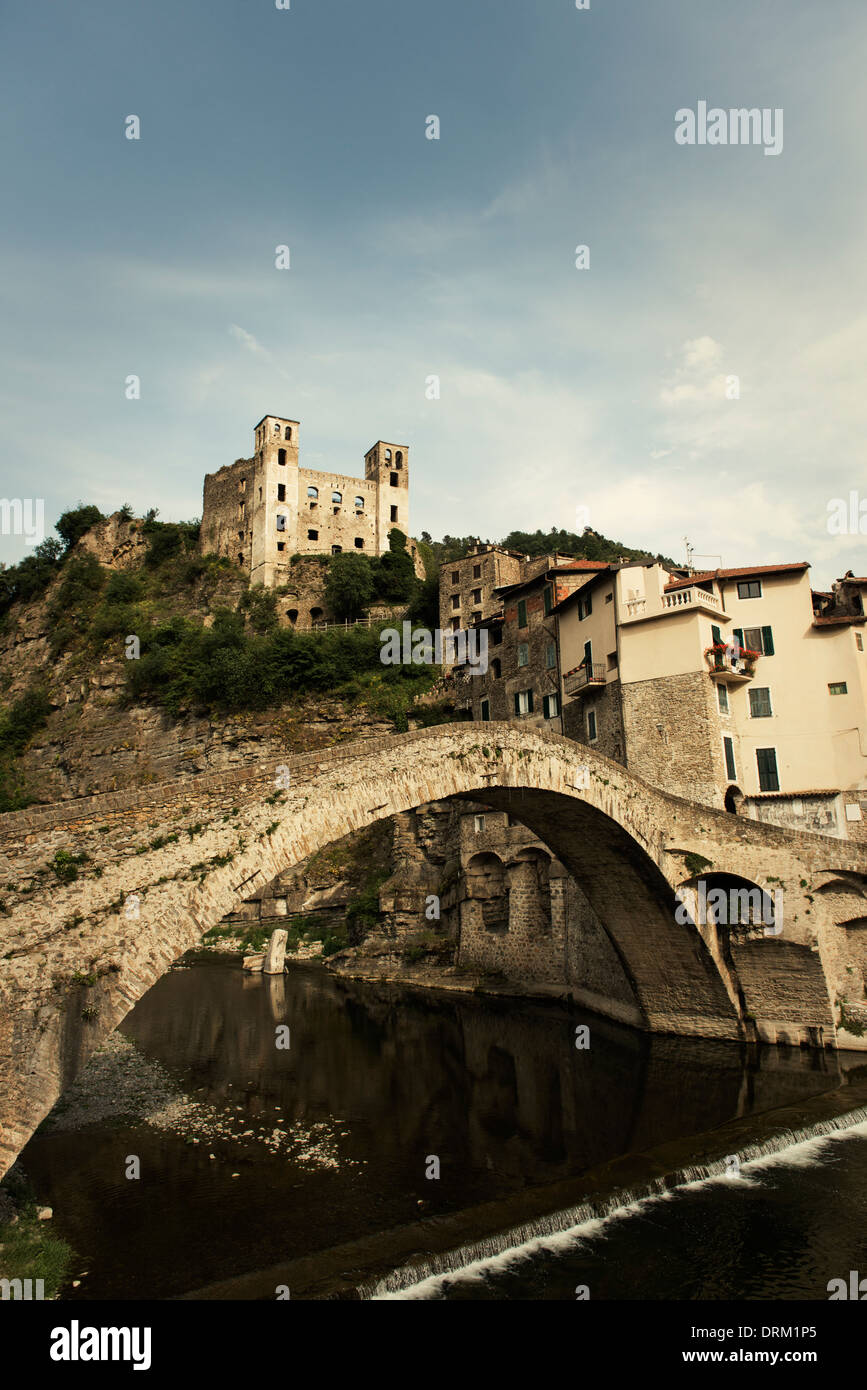 Italien, Ligurien, Dolceaqua, Burg Castello dei Doria und Brücke Stockfoto