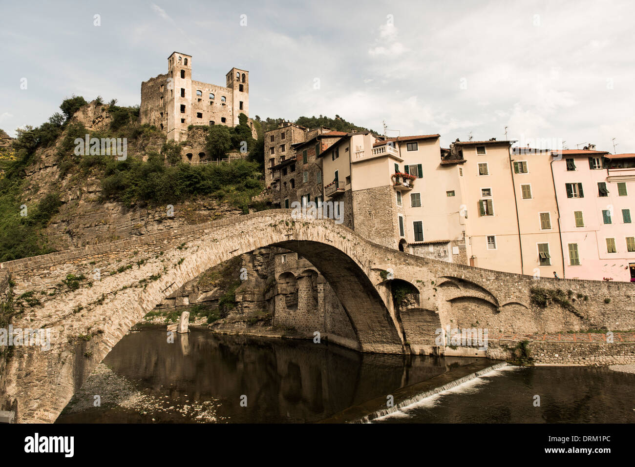 Italien, Ligurien, Dolceaqua, Burg Castello dei Doria und Brücke Stockfoto