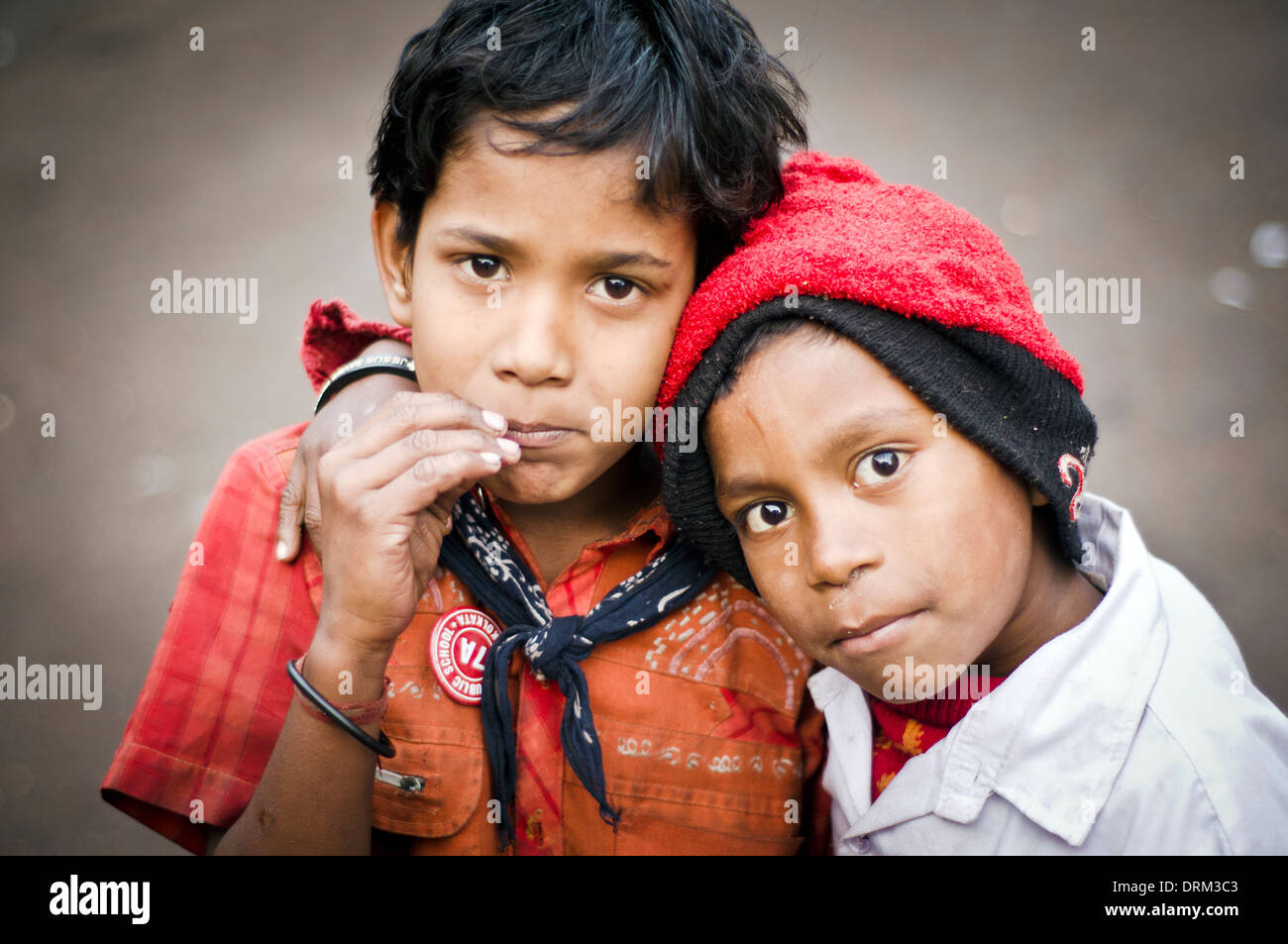 Kinder an der Vorderseite Kali Tempel Kalighat, Kolkata, Indien Stockfoto