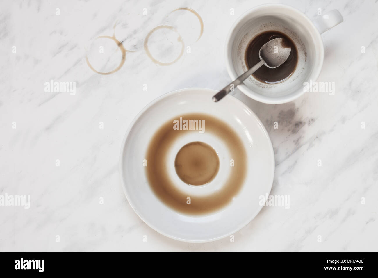 Tasse Kaffee mit Spuren von Kaffee auf weißen Marmor panel Stockfoto