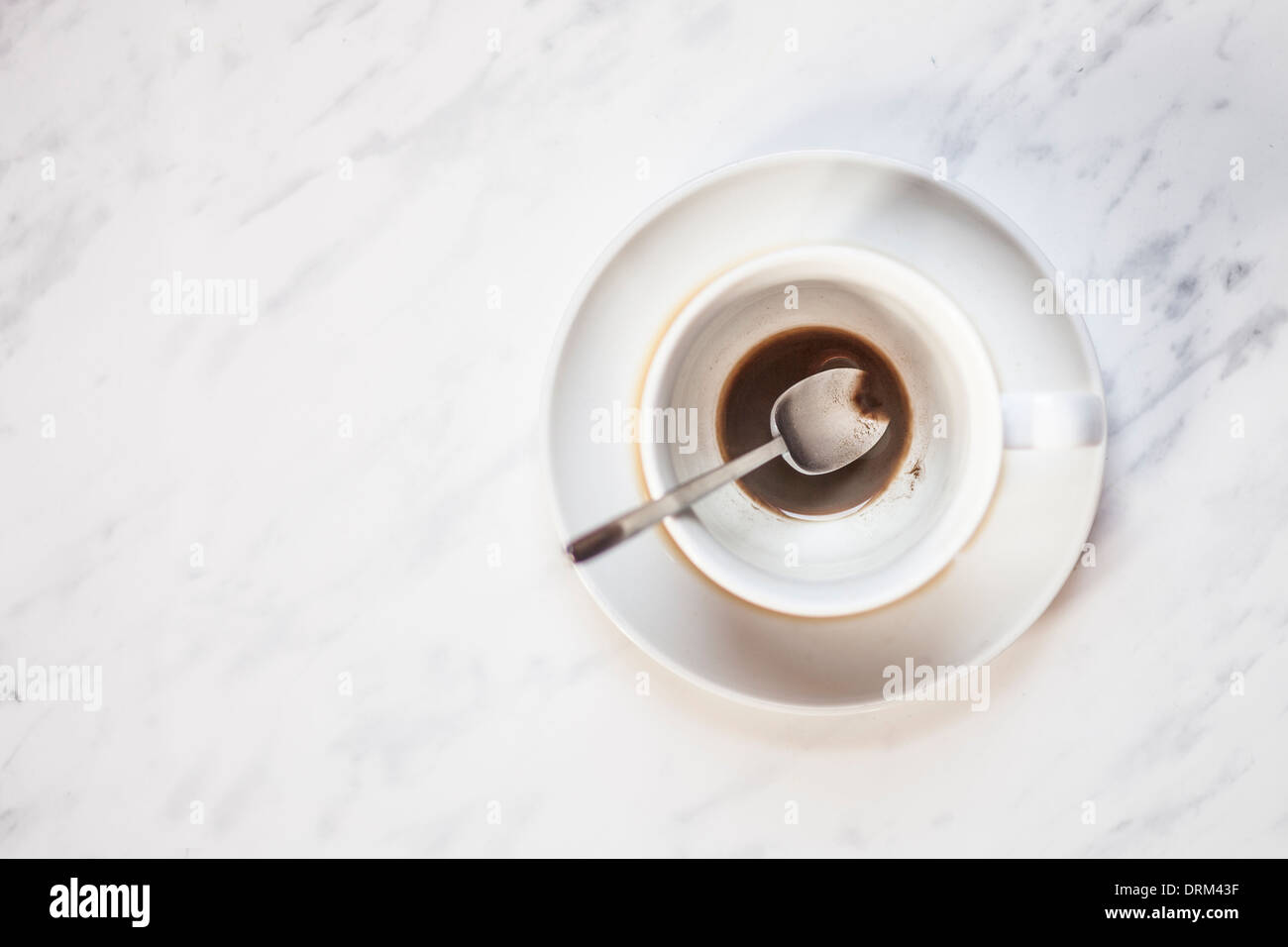 Tasse Kaffee mit Spuren von Kaffee auf weißen Marmor panel Stockfoto