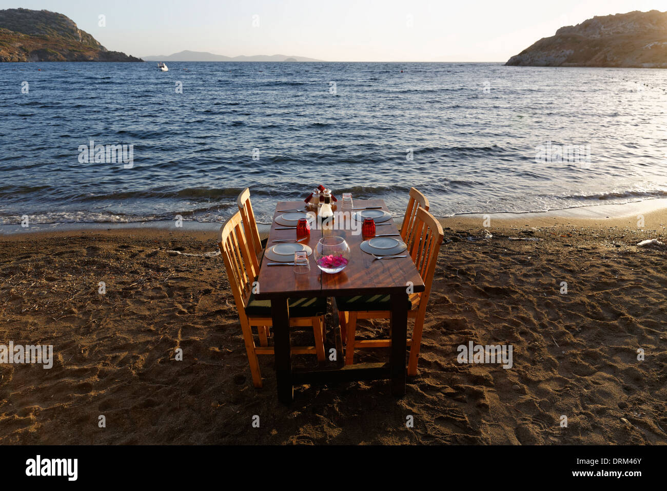 Türkei, Bodrum, Guemuesluek, Laid Tisch am Strand Stockfoto