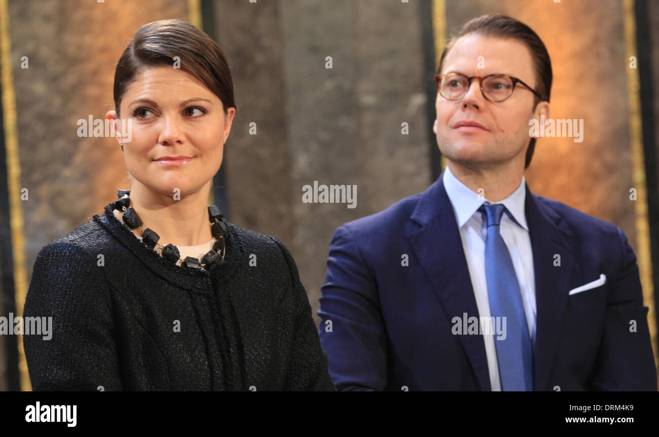 Hamburg, Deutschland. 28. Januar 2014. Schwedische Kronprinzessin Victoria und Prinz Daniel besuchen das Museum Fuer Voelkerkunde in Hamburg während des 1. Tages der 2 Tage nach Deutschland, 28. Januar 2014. Swedish Ambassador Staffan Carlsson (C) und Museumsdirektor Wulf Koepke hören. Foto: Christian Charisius Credit: Dpa picture-Alliance/Alamy Live News Stockfoto