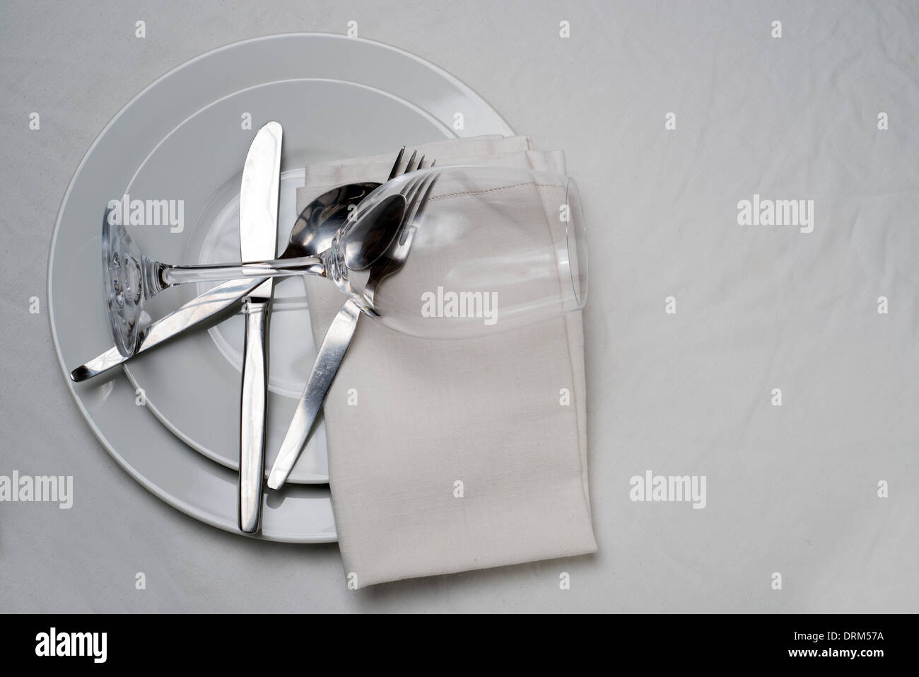 Leeren weißen Teller mit Besteck und Wein Glas auf Tischdecke Stockfoto