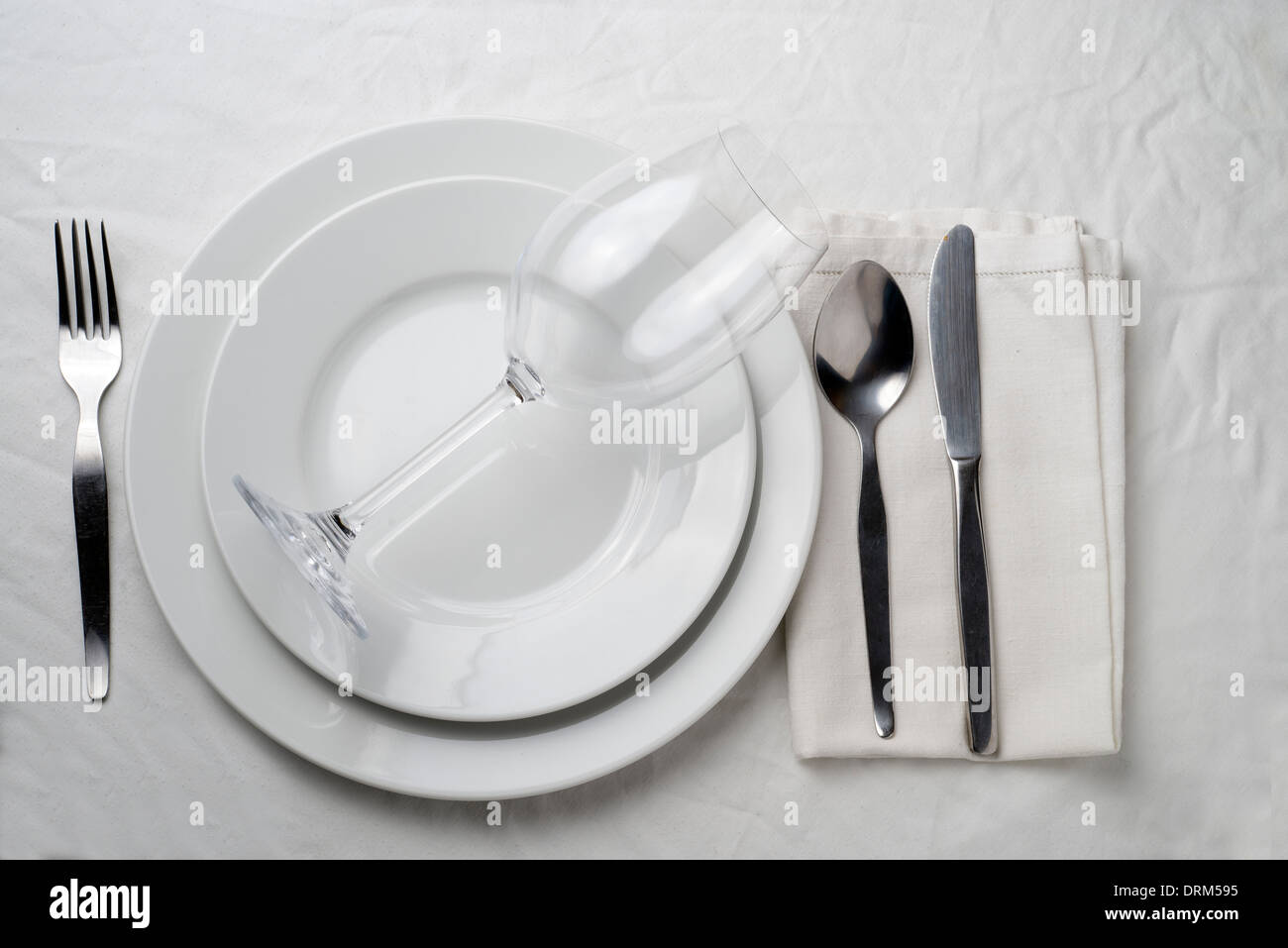 Leeren weißen Teller mit Besteck und Wein Glas auf Tischdecke Stockfoto