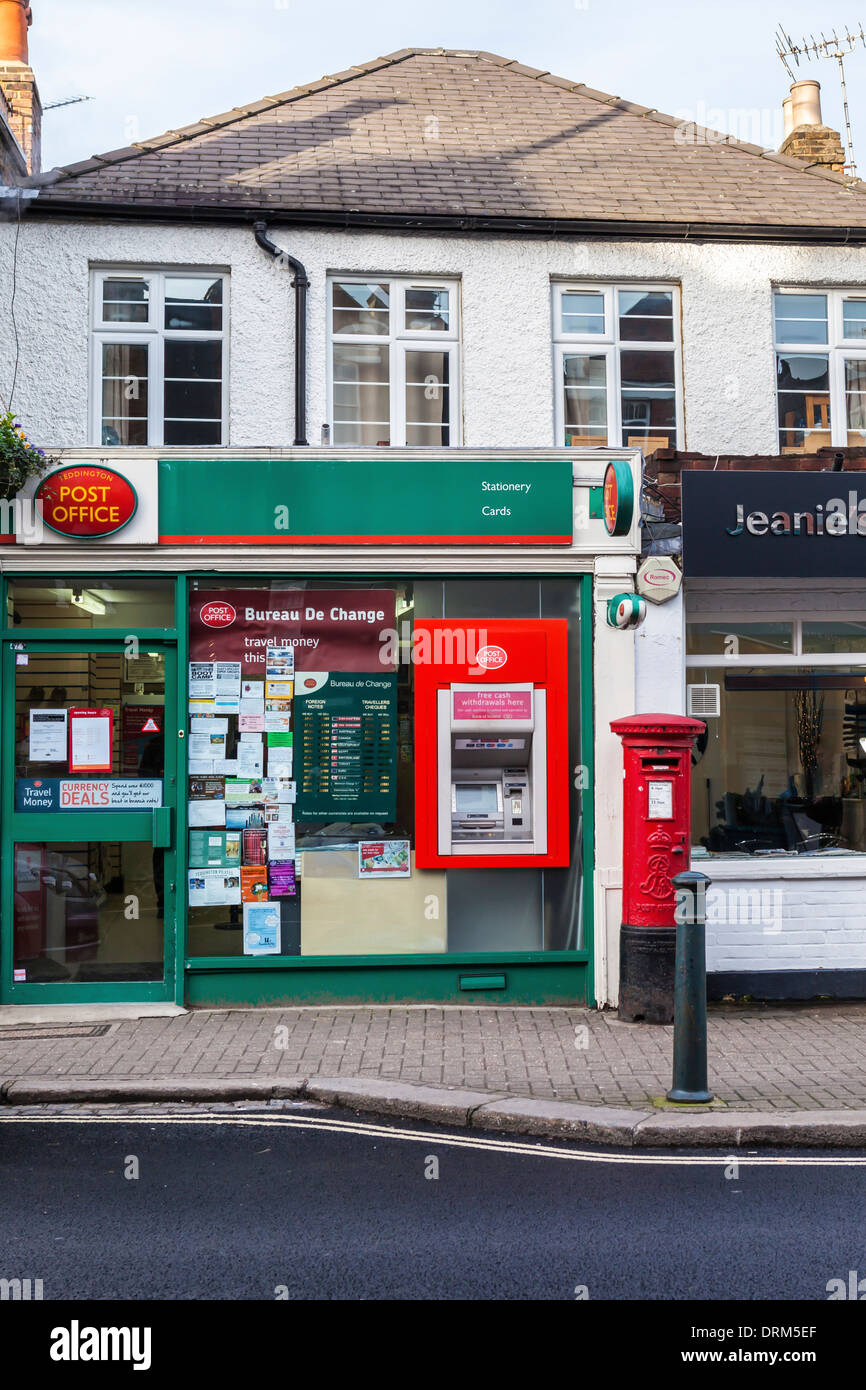 Außenseite der Postfiliale, Briefkasten und ATM Geldautomaten in alten Haus in Teddington, größere London, UK Stockfoto