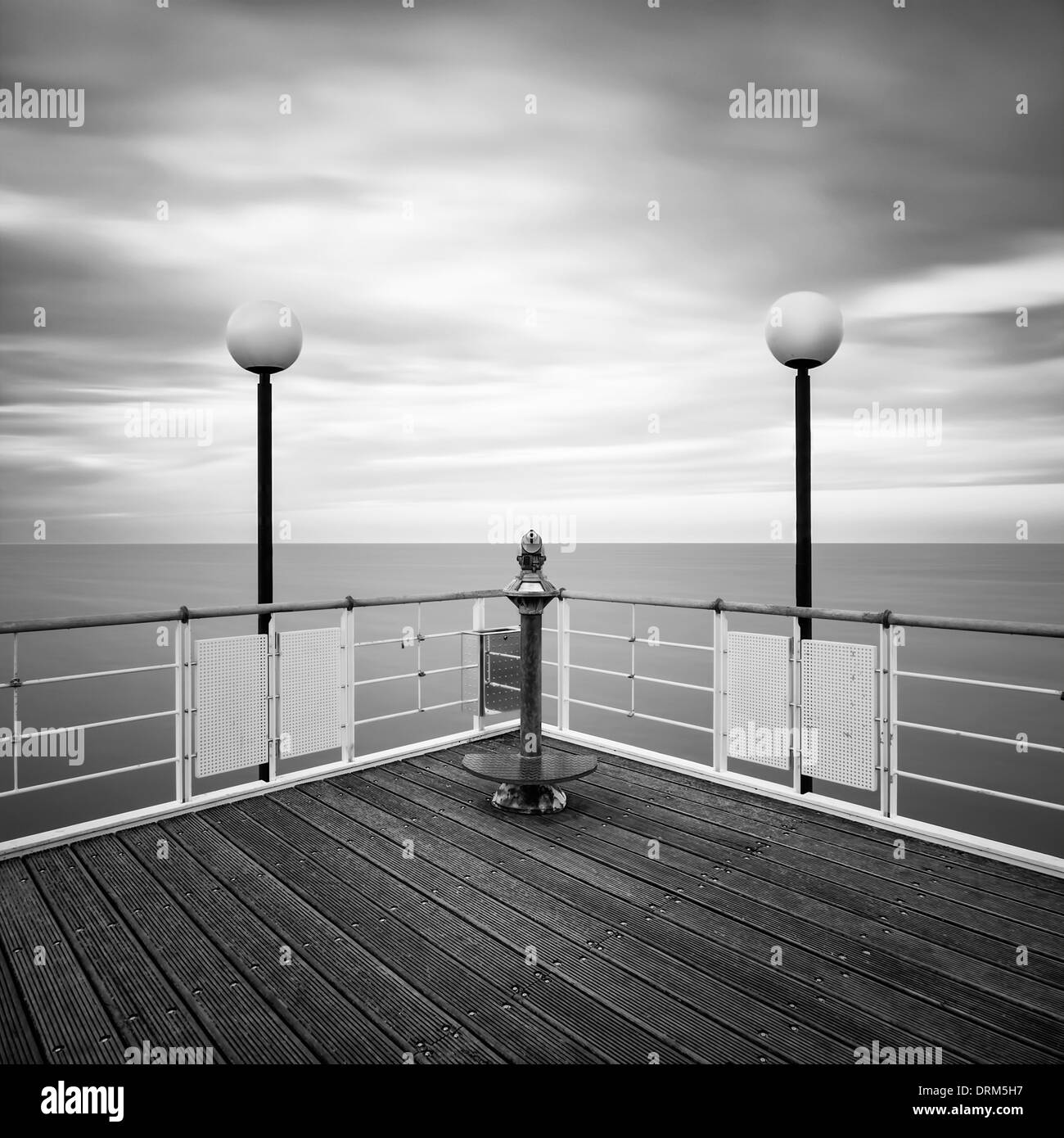 Deutschland, Mecklenburg-Vorpommern, Usedom, Seebrücke mit Teleskop Stockfoto