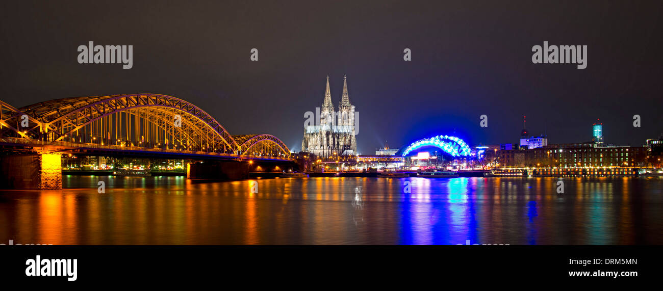 Deutschland, Nordrhein-Westfalen, Köln, Blick auf Kölner Dom, Hohenzollernbrücke und Musical Dome am Rhein Stockfoto