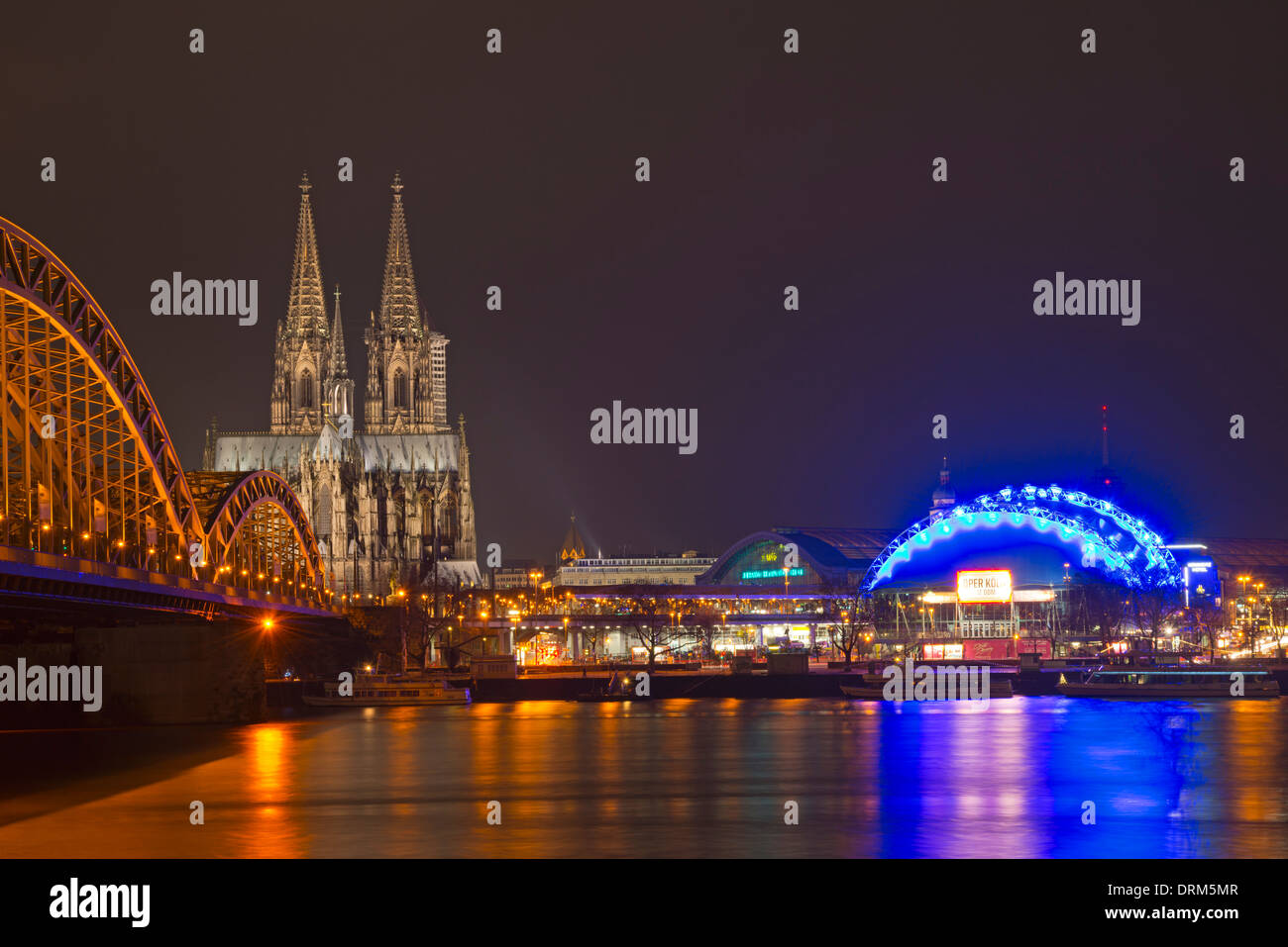 Deutschland, Nordrhein-Westfalen, Köln, Blick auf Kölner Dom, Hohenzollernbrücke und Musical Dome am Rhein Stockfoto