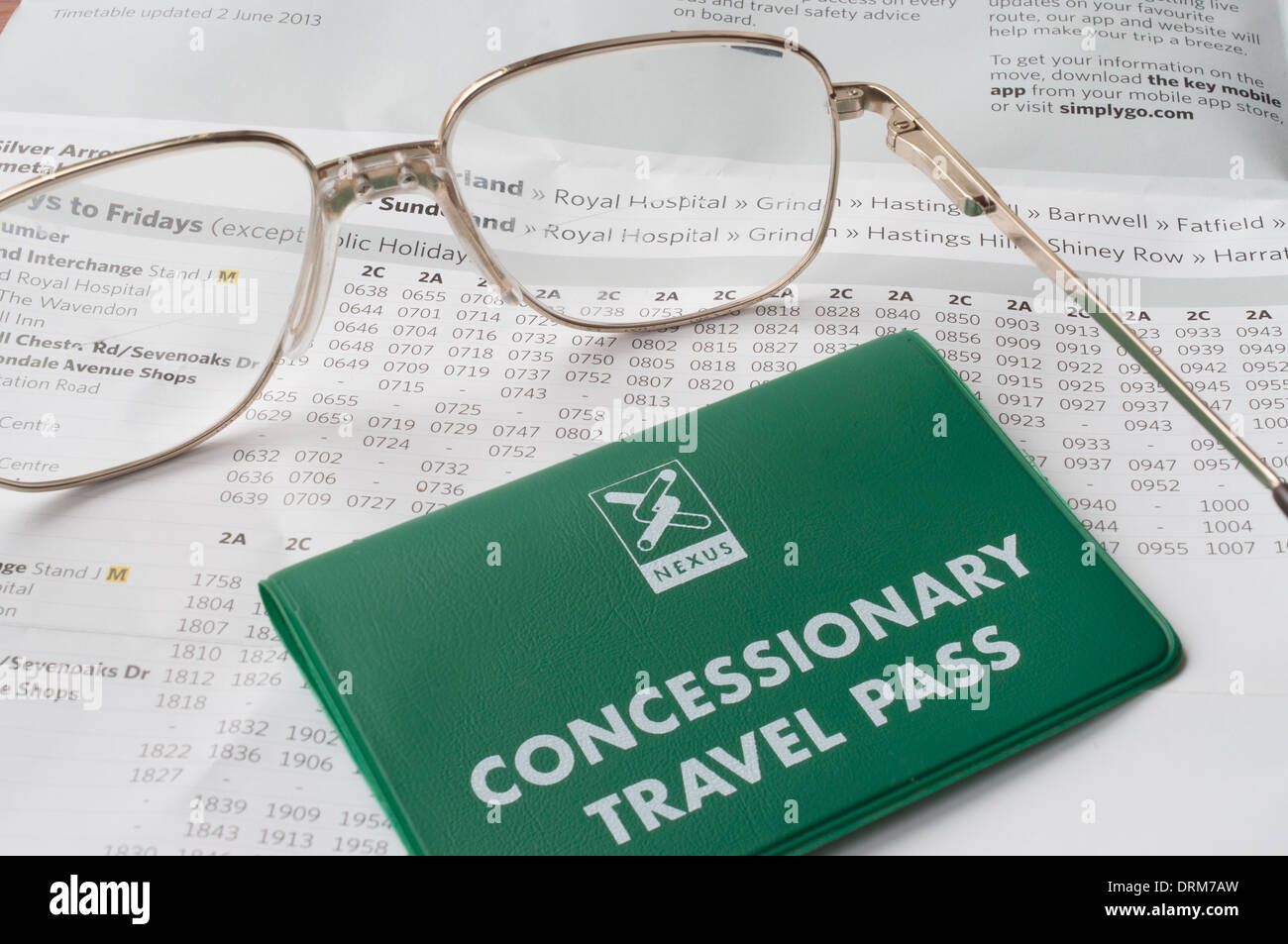 Rentner, die Reiseplanung ins Krankenhaus mit Beförderungsvergünstigungen oder Bus-Pass und Buskonzept Zeitplan. Stockfoto