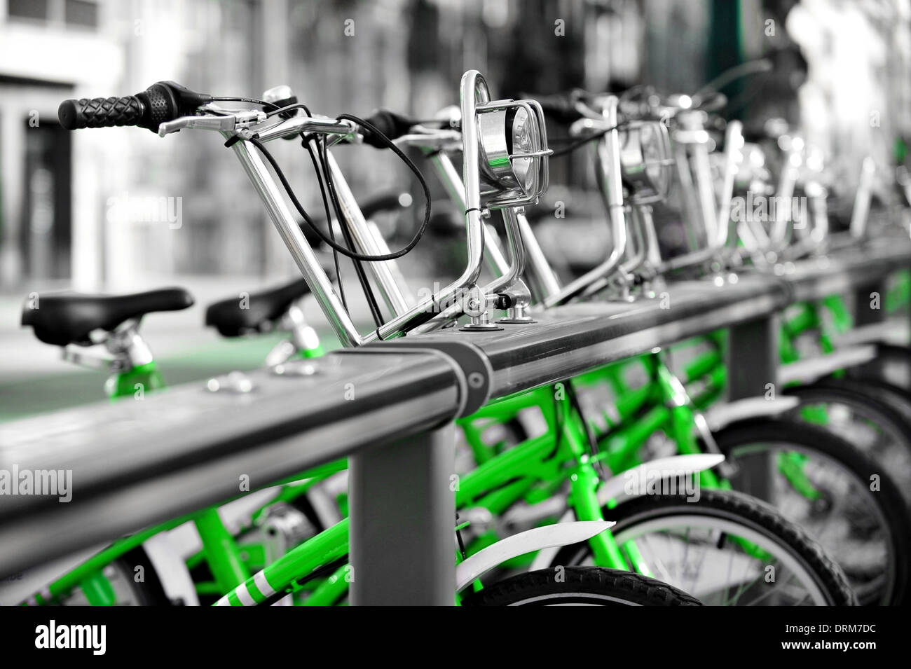 Urban-Szene mit grünen Fahrräder zur Miete in einer Velo-station Stockfoto