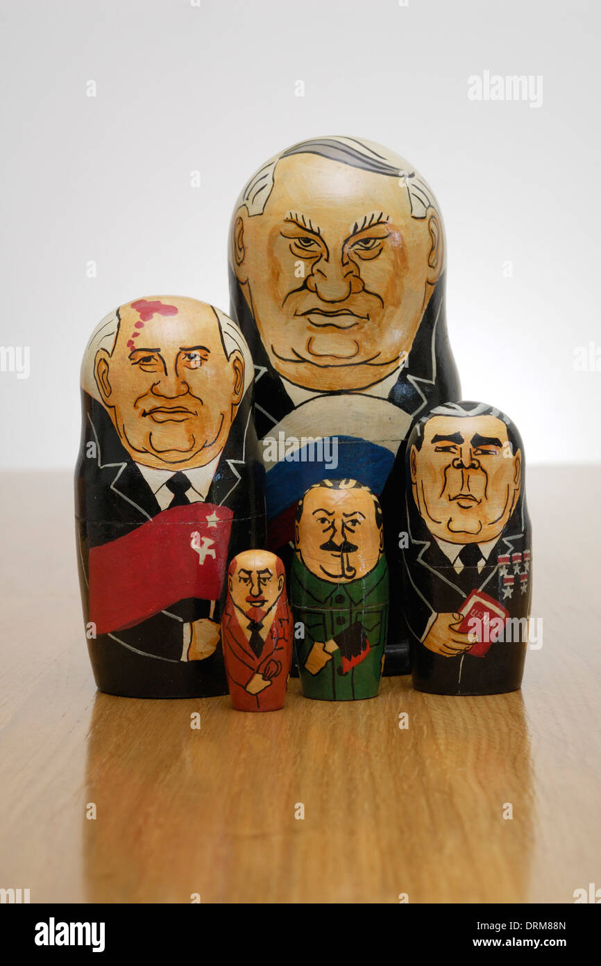 Russische Matroschka Puppen als russische Führung gemalt. L - R; Lenin, Gorbatschow, Jelzin, Stalin, Breschnew. Stockfoto