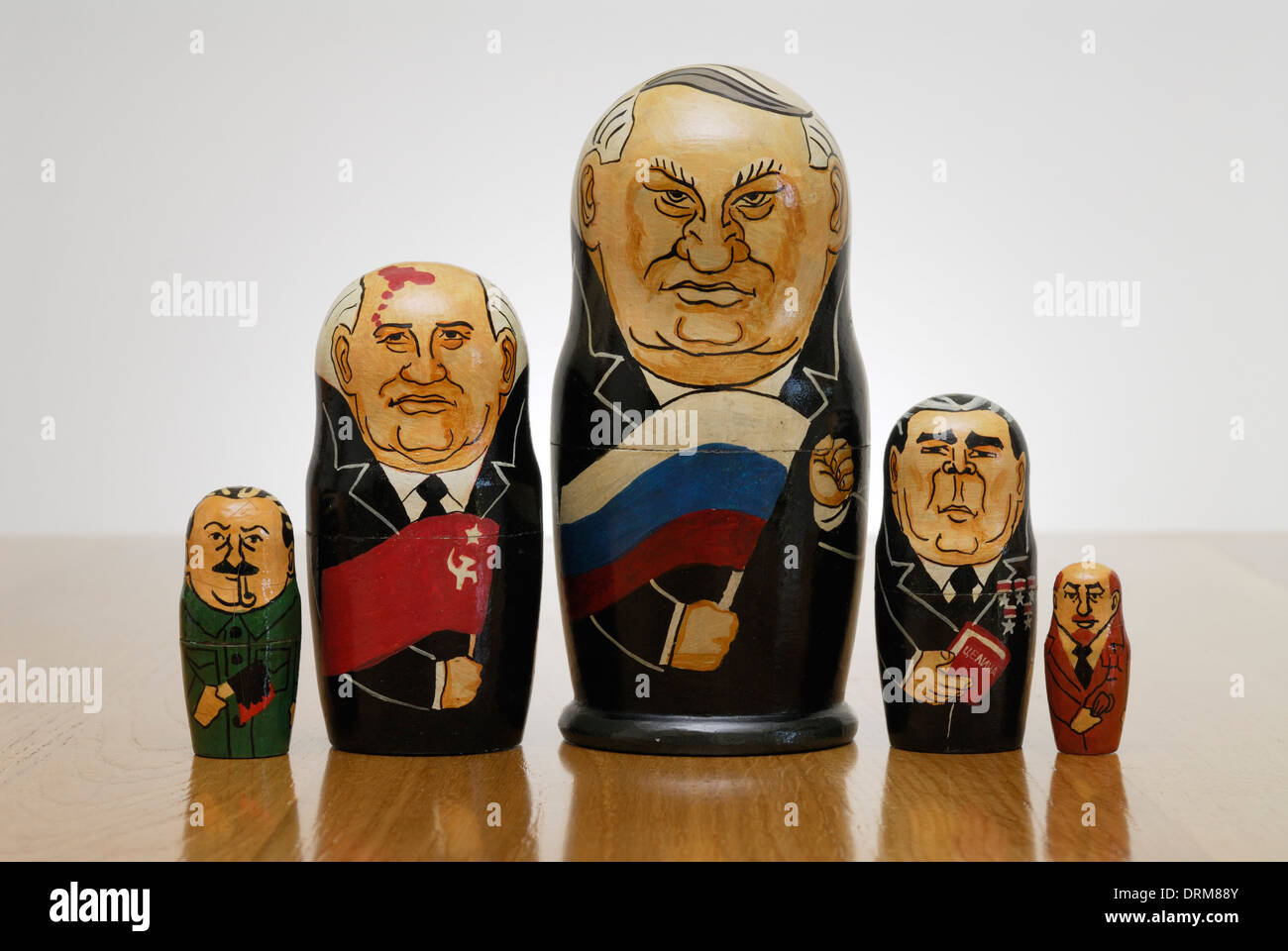 Russische Matroschka Puppen als russische Führung gemalt. L - R; Stalin, Gorbatschow, Jelzin, Breschnew, Lenin. Stockfoto