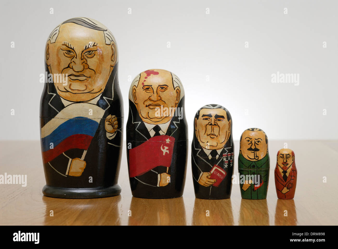 Russische Matroschka Puppen als russische Führung gemalt. L - R; Jelzin, Lenin, Stalin, Breschnew, Gorbatschow. Stockfoto