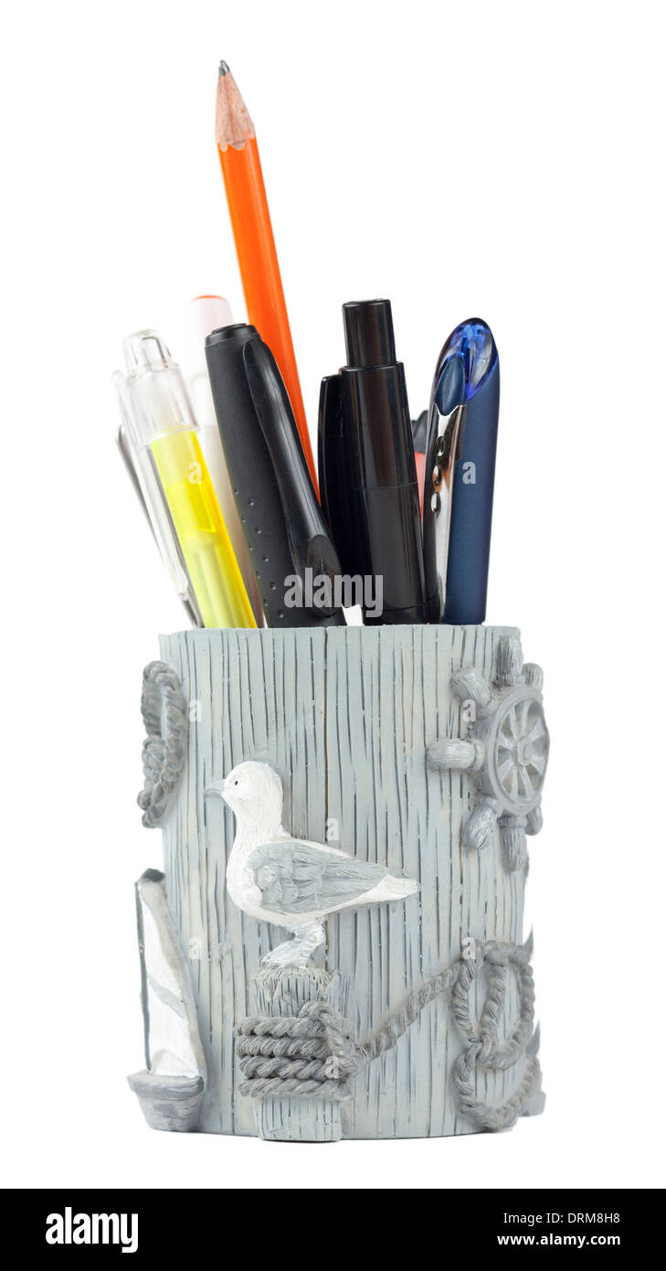 Kugelschreiber und Bleistifte in einer grauen Schale dekoriert mit einer Möwe, dickes Seil und ein Antriebsrad eines Bootes. Stockfoto